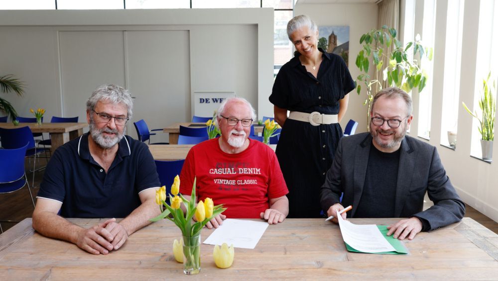Op de foto ziet u de ondertekenaars van het contract: Johan Meppelink namens het bestuur van de hervormde kerk, burgemeester Roland van Benthem, wethouder Mirjam Havinga en Bram Roodhart