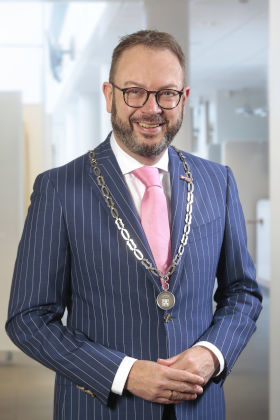 Portretfoto Burgemeester Roland van Benthem